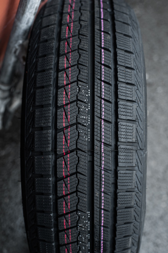 фото протектора и шины ICEPIONEER 868 Шина ZMAX ICEPIONEER 868 205/65 R15 94H